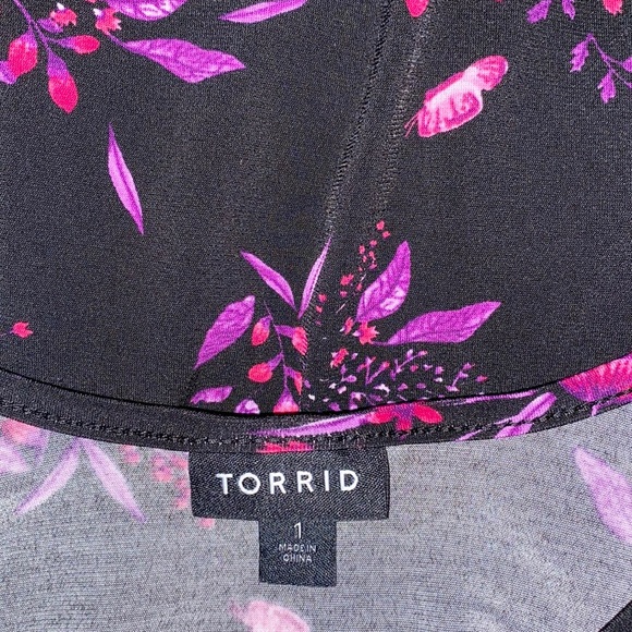 😊FREE😊With $30 Purchase - Torrid blouse w/flowers , butterflies - Plus Sized - Picture 6 of 8